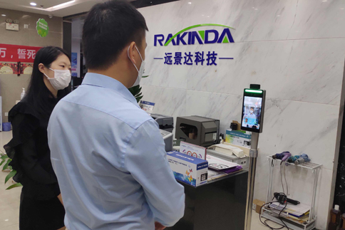 F2-FH立柱式人臉測溫門禁一體機取代傳統指紋打卡機用于企業刷臉考勤和體溫檢測